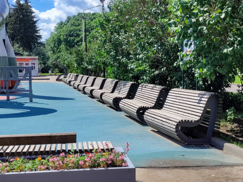 Зона отдыха с современными скамейками и детской площадкой