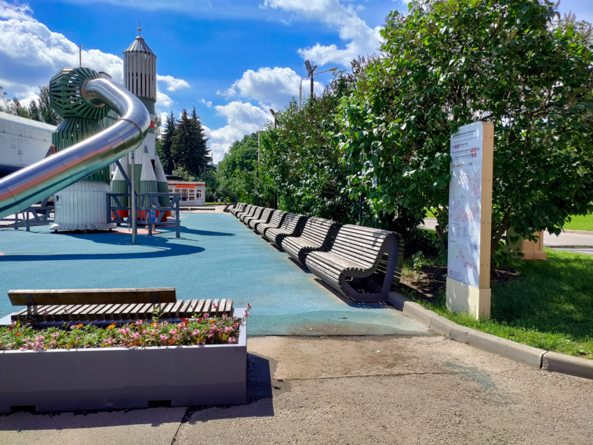 Детская площадка и скамейки в парковой зоне