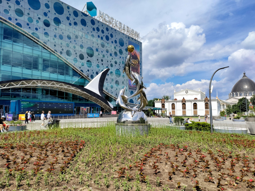 Скульптура дельфинов и площадь перед океанариумом «Москвариум»