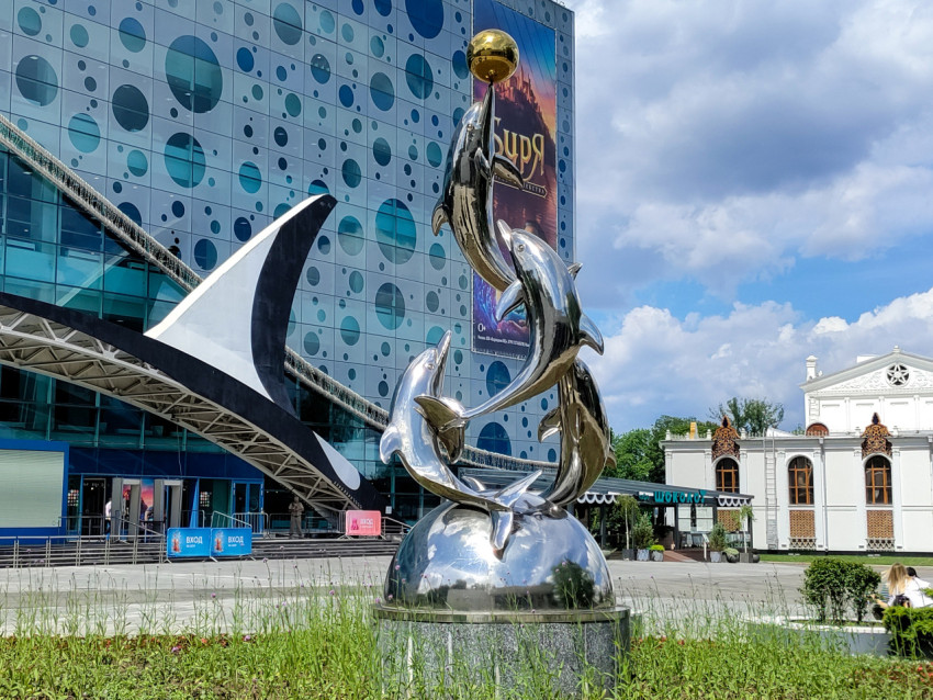 Декоративная скульптура дельфинов на фоне «Москвариума»