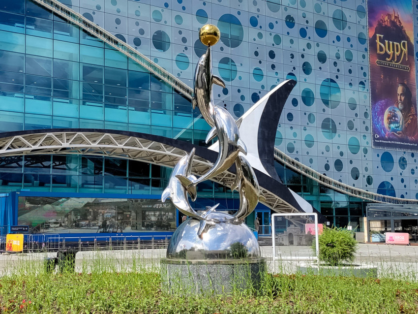 Скульптура с дельфинами у океанариума «Москвариум»