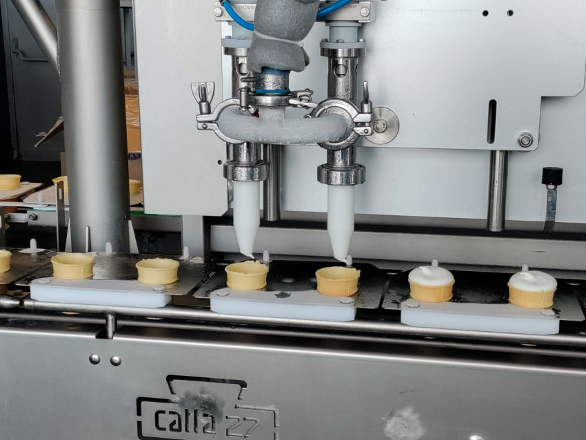 Автоматическая линия дозирования мороженого в вафельные стаканчики