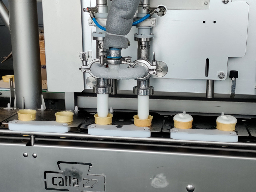 Дозирующие сопла линии фасовки мороженого на производстве