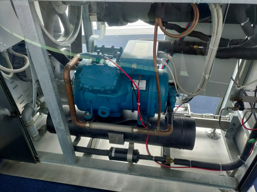 Компрессорный модуль фризера за защитным стеклом