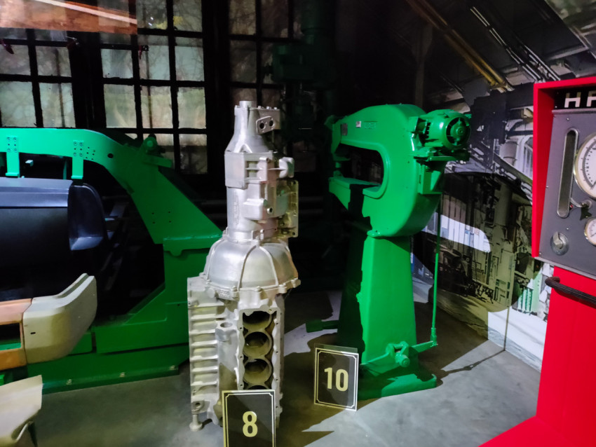 Двигательный блок и промышленный станок в музейном зале