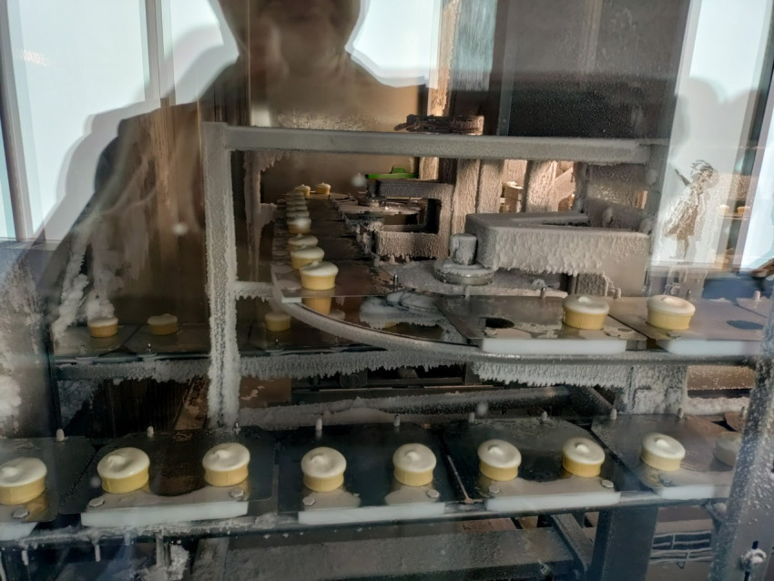 Конвейер с мороженым внутри охлаждённой камеры