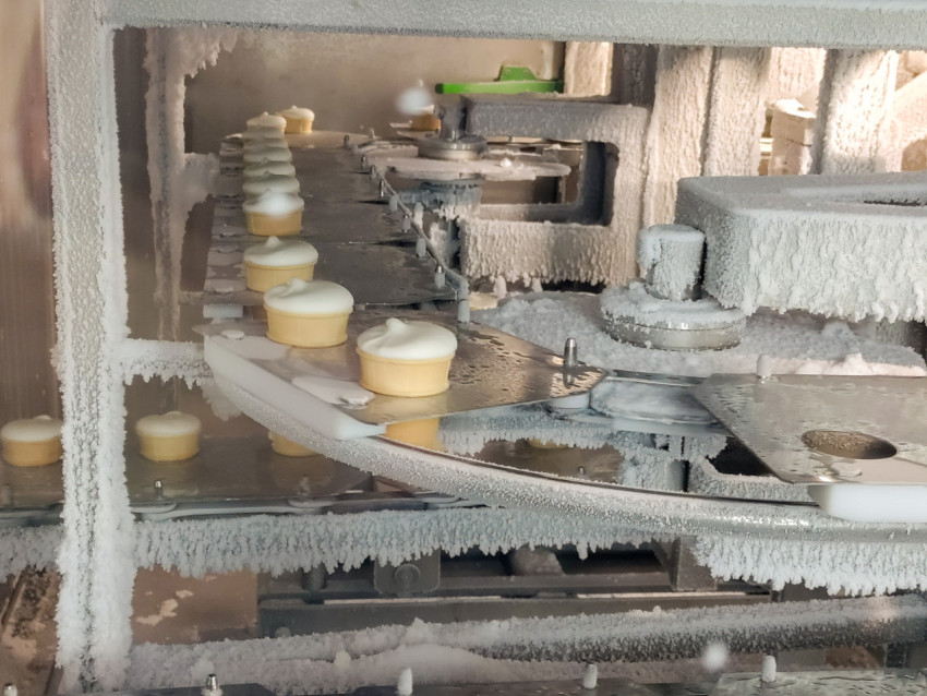 Линия формования мороженого в вафельных стаканчиках