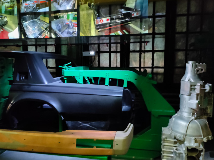 Фрагмент автомобильного кузова и стапель в музейной экспозиции