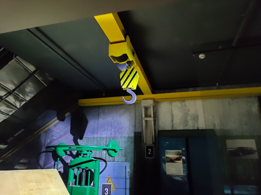 Подвесной крановый крюк в технической экспозиции музея