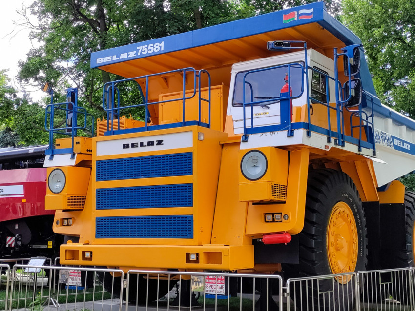 Кабина и передняя часть карьерного самосвала БелАЗ-75581