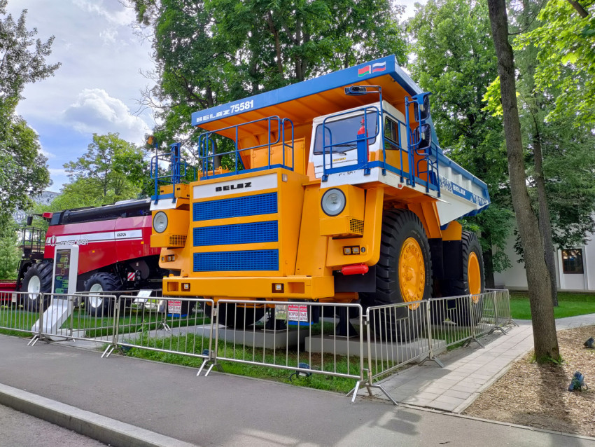 Карьерный самосвал БелАЗ-75581 на Южной аллее ВДНХ