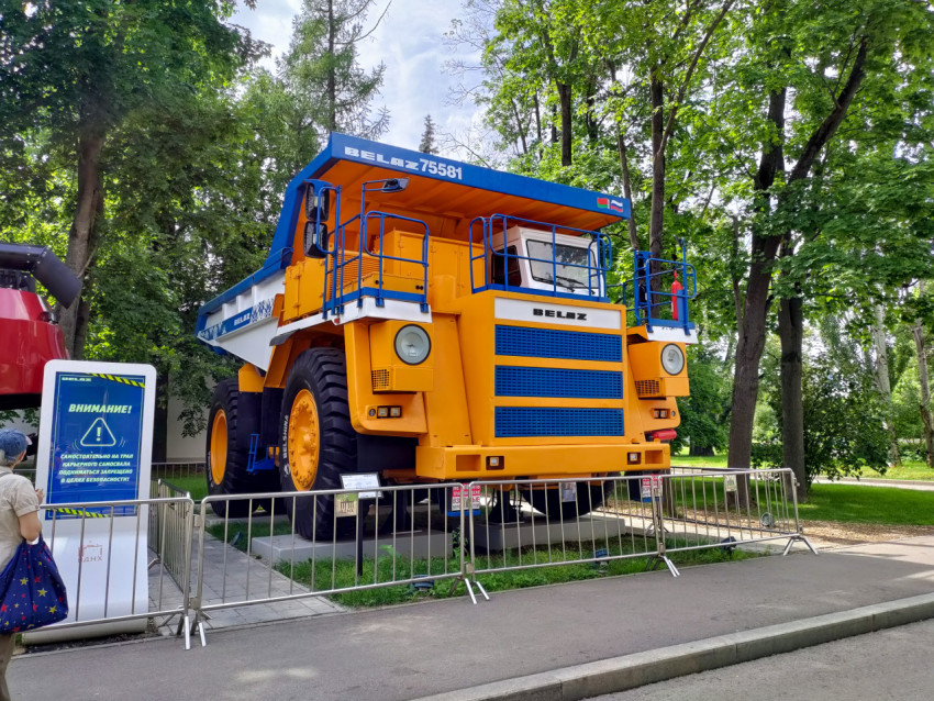 Экспозиция карьерного самосвала БелАЗ-75581 на ВДНХ
