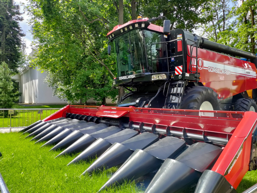 Экспозиция зерноуборочного комбайна Гомсельмаш GS2124 на ВДНХ