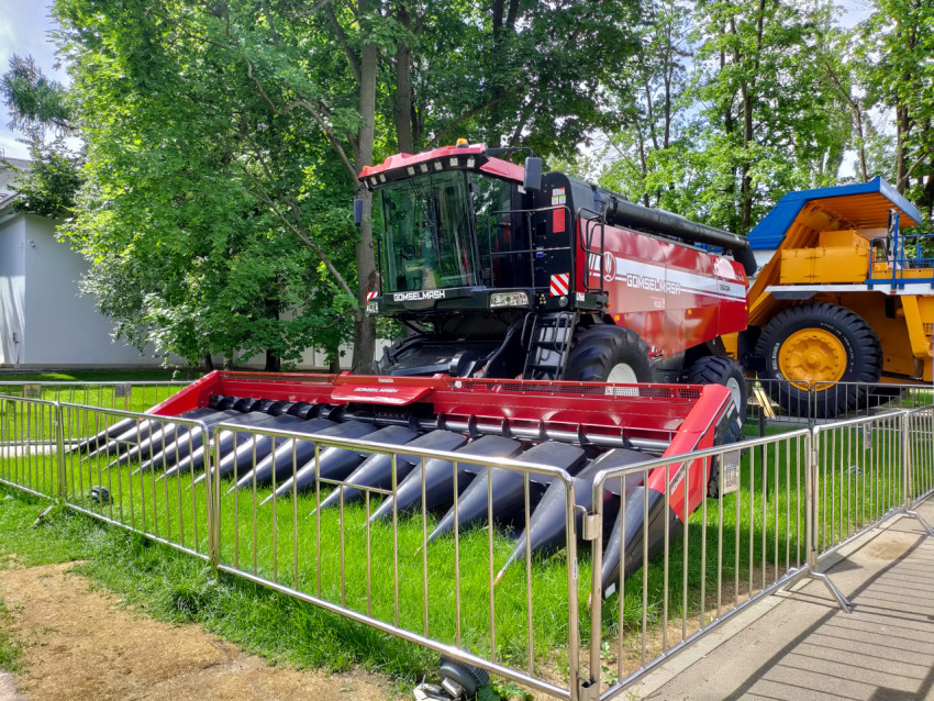 Зерноуборочный комбайн Гомсельмаш GS2124 с жаткой на ВДНХ