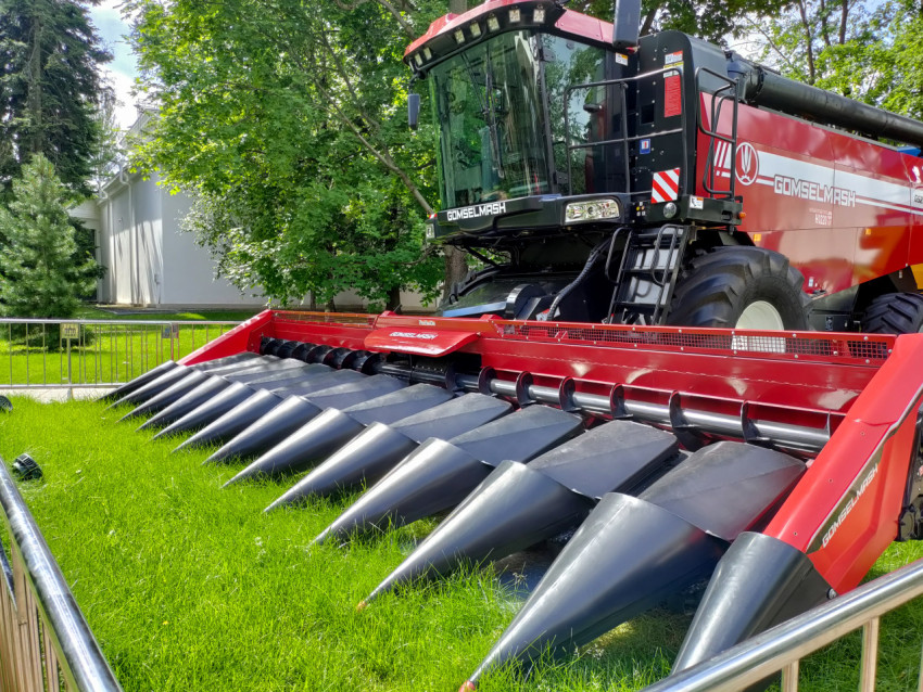 Кабина и рабочие органы комбайна Гомсельмаш GS2124