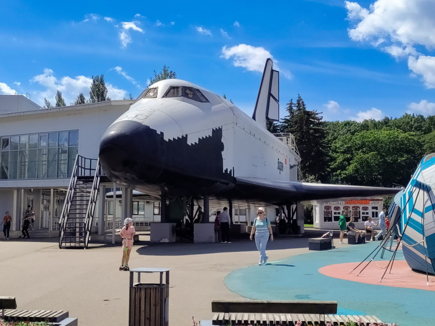 Экспозиция орбитального корабля «Буран» с посетителями