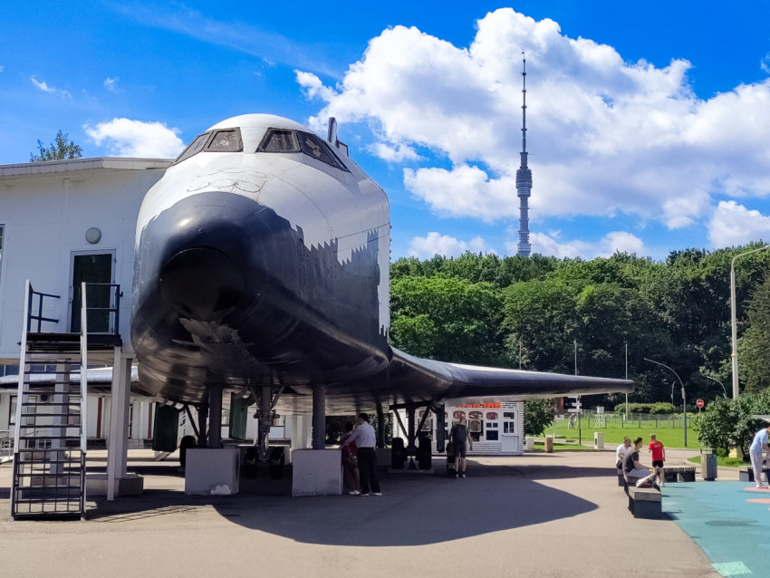 Орбитальный корабль «Буран» на фоне парковой зоны ВДНХ
