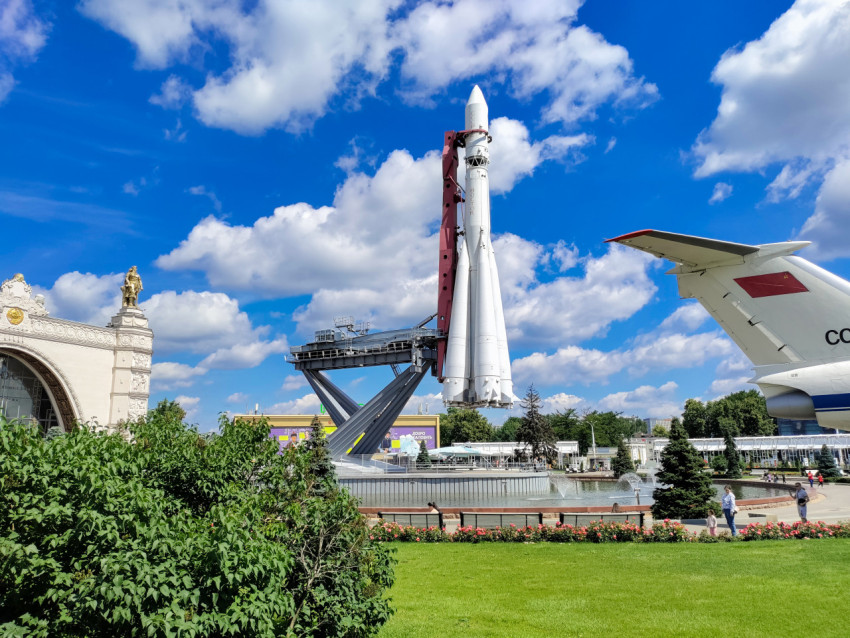 Ракета-носитель Восток и самолёт Як-42 на ВДНХ