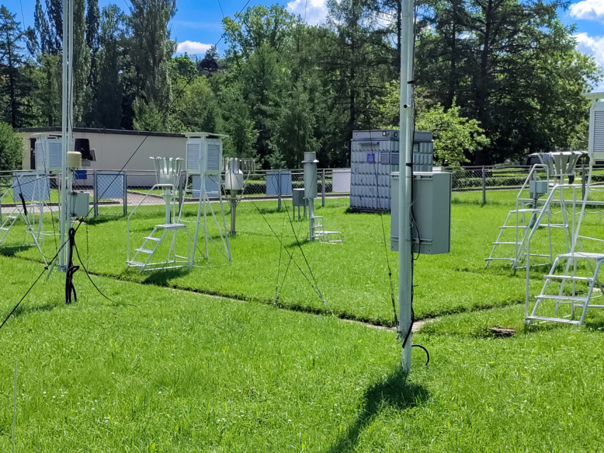 Приборы метеорологического наблюдения на открытой площадке ВДНХ