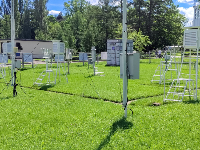 Оборудование метеорологической станции в зелёной зоне ВДНХ