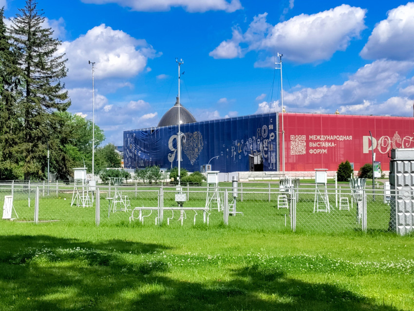 Метеорологическая экспозиция на фоне выставки «Россия»