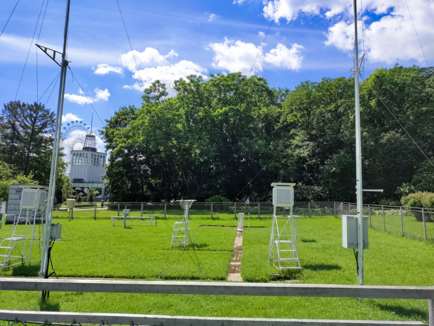 Метеорологическая площадка ВДНХ с измерительными приборами