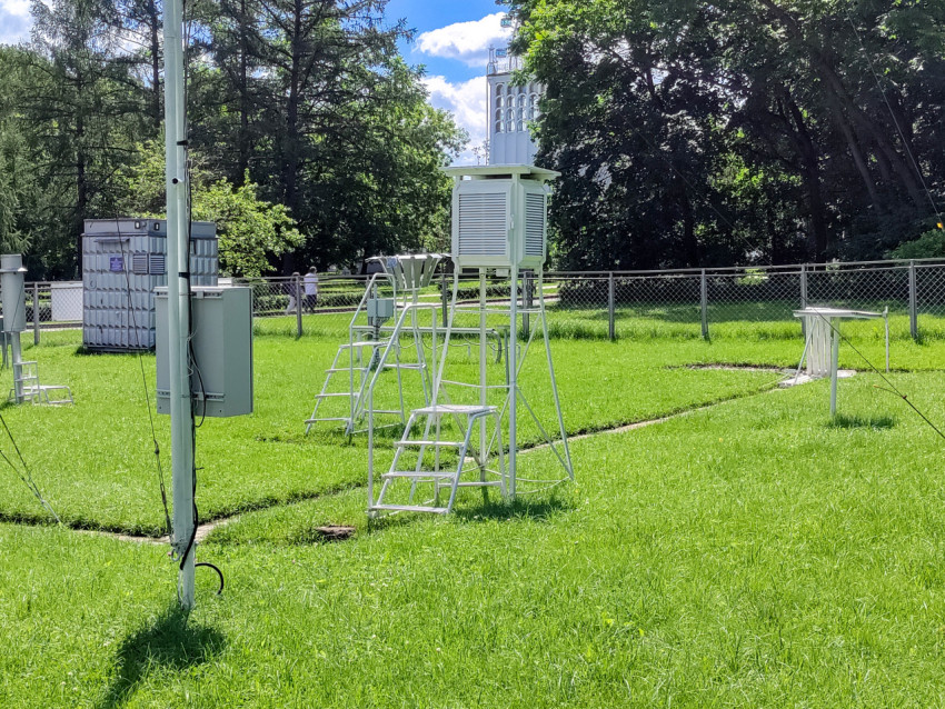 Измерительные приборы метеостанции на газоне ВДНХ