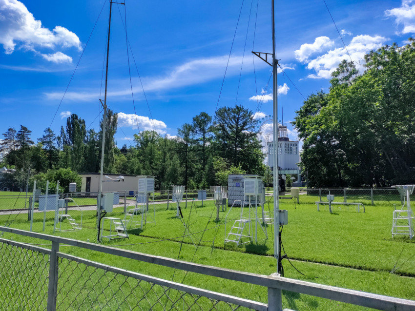 Комплекс метеорологических приборов в парковой зоне ВДНХ