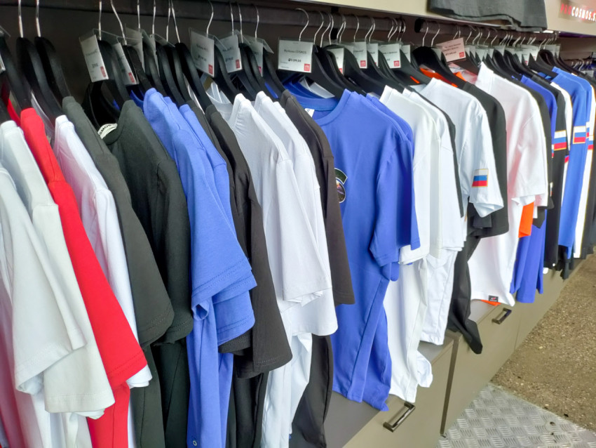 Футболки с космической символикой на торговой стойке