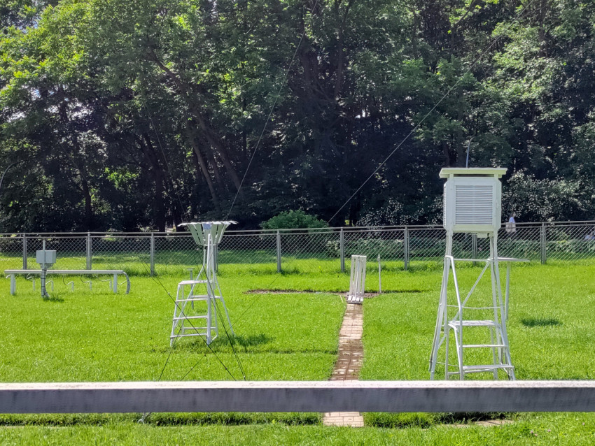 Осадкомер и приборные стойки метеостанции на ВДНХ