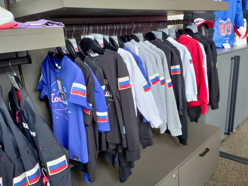 Одежда с символикой космоса и флагом России