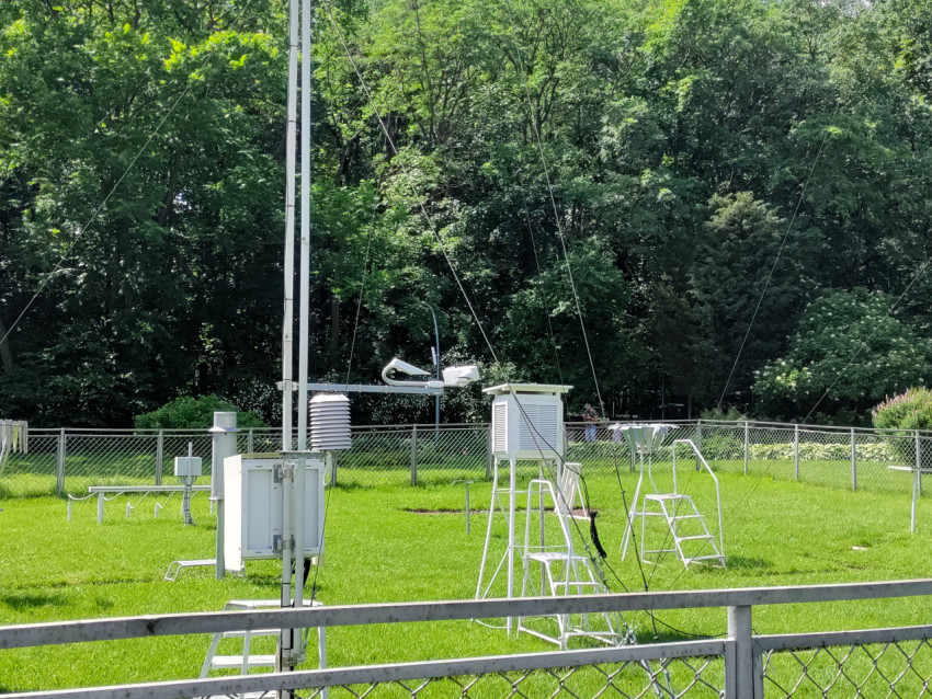 Метеорологическое оборудование на газоне ВДНХ