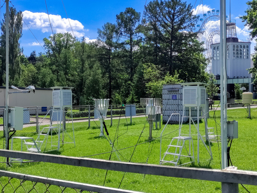 Метеостанция ВДНХ на фоне парка и колеса обозрения