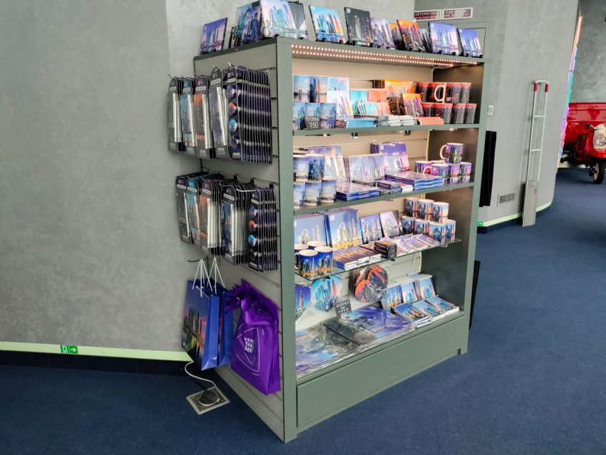 Стеллаж с сувенирами и открытками PANORAMA360