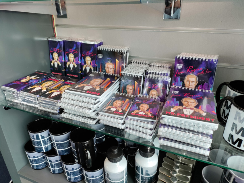 Блокноты и сувениры с портретом Владимира Путина