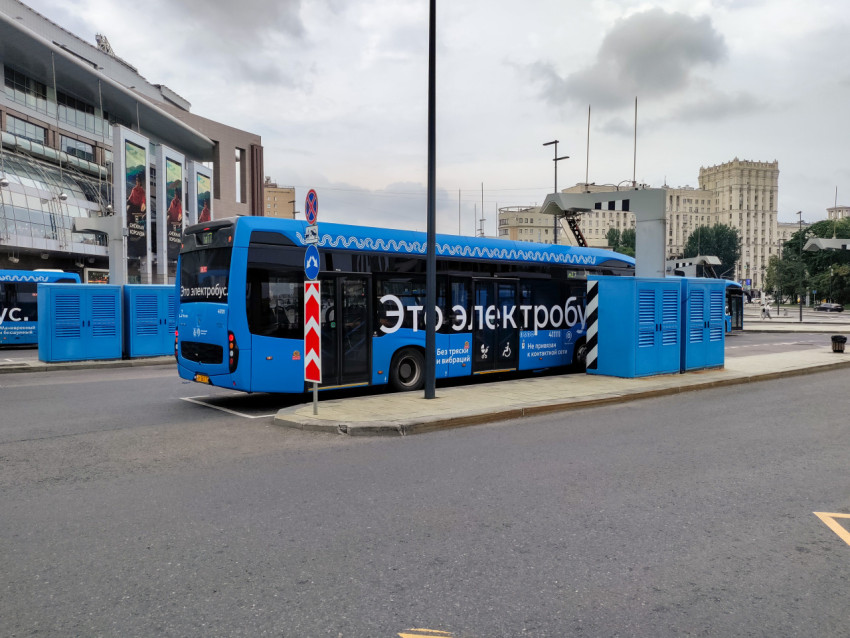 Электробус у зарядной станции возле Киевского вокзала