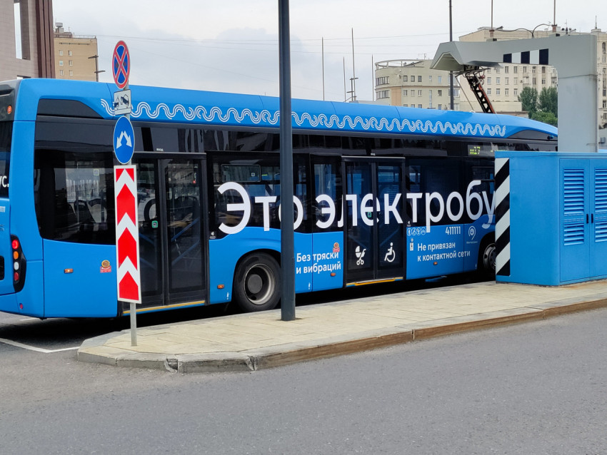 Боковой вид электробуса у зарядной станции в Москве