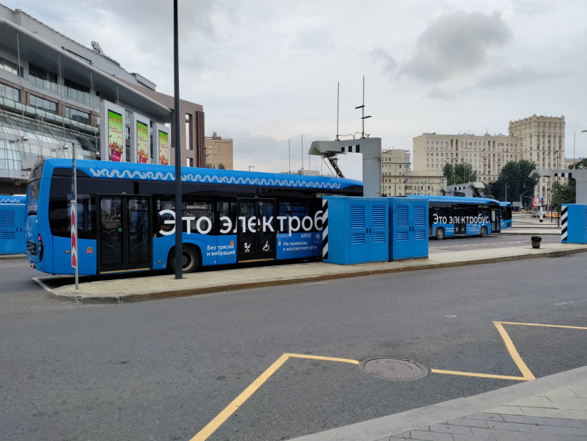 Электробусы у зарядной станции на городской площади в Москве