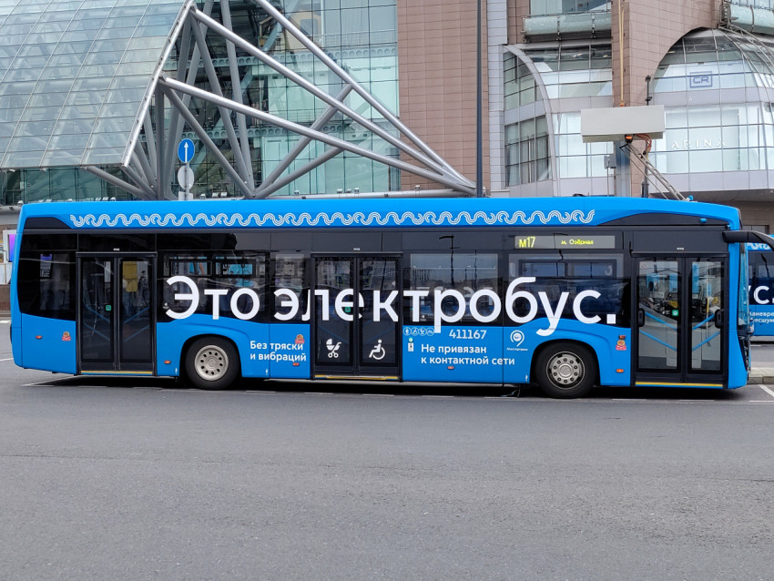 Электробус на маршруте М17 у Киевского вокзала в Москве
