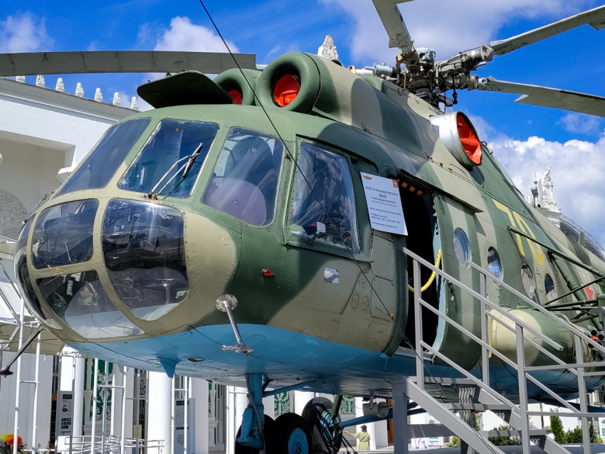 Кабина и носовая часть вертолёта Ми-8 на ВДНХ