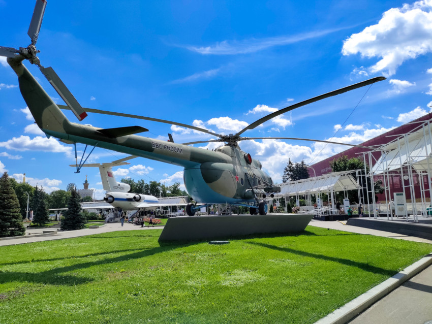 Вертолёт Ми-8 в открытой экспозиции ВДНХ
