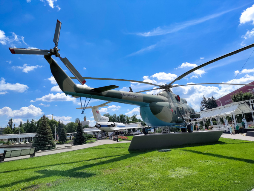 Вертолёт Ми-8 на фоне самолёта Як-42 на ВДНХ