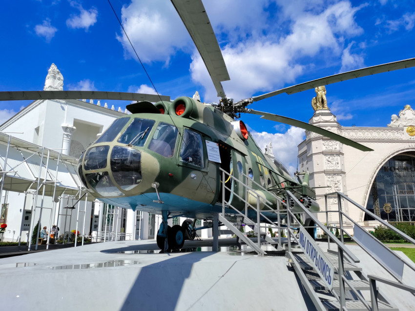 Военный вертолёт Ми-8 в экспозиции ВДНХ