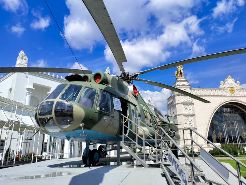 Вертолёт Ми-8 на фоне павильонов ВДНХ