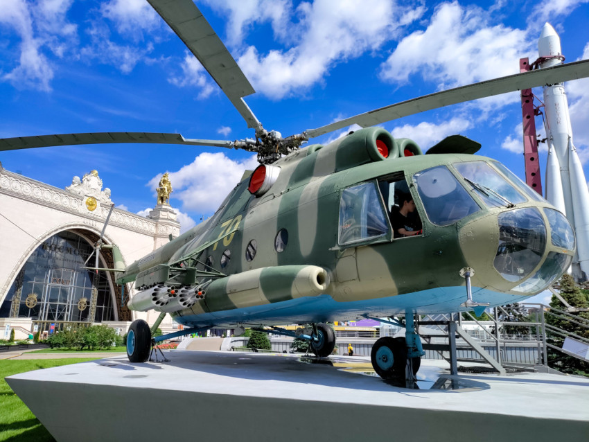 Вертолёт Ми-8 с открытой кабиной в экспозиции ВДНХ