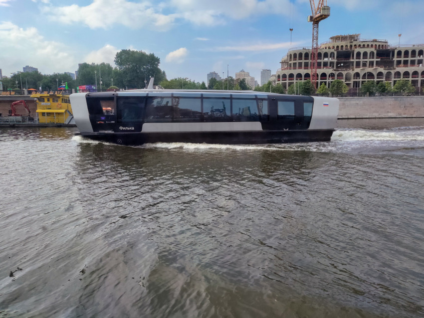 Современное речное судно на фоне реконструируемого здания