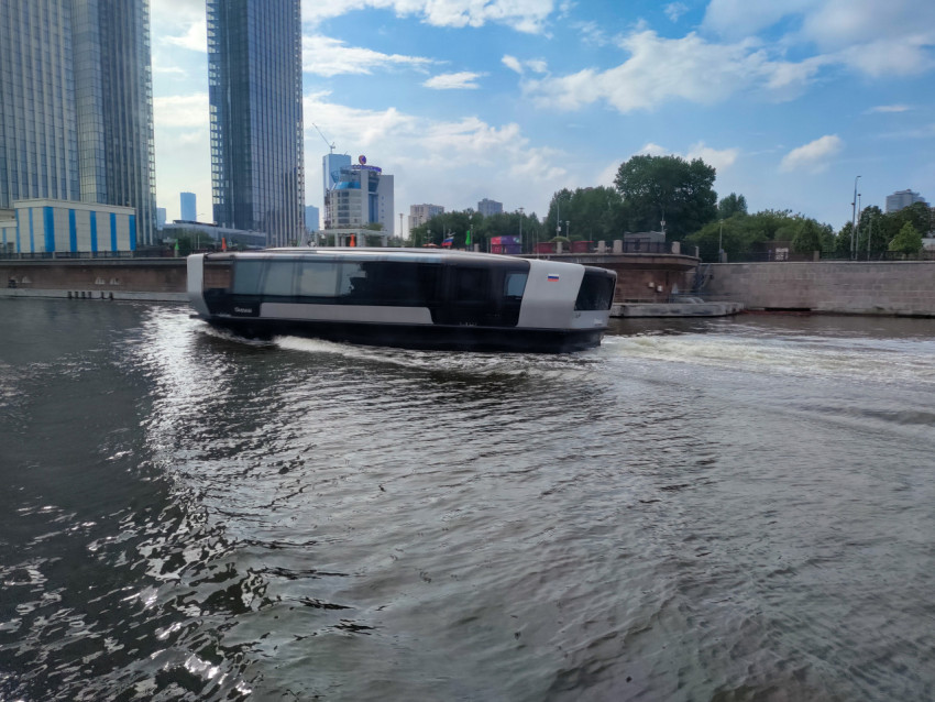 Электросудно на Москве-реке у многоэтажной застройки