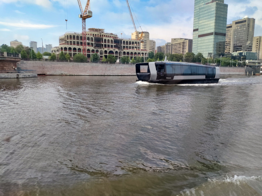 Речной электросудно на Москве-реке у городской набережной