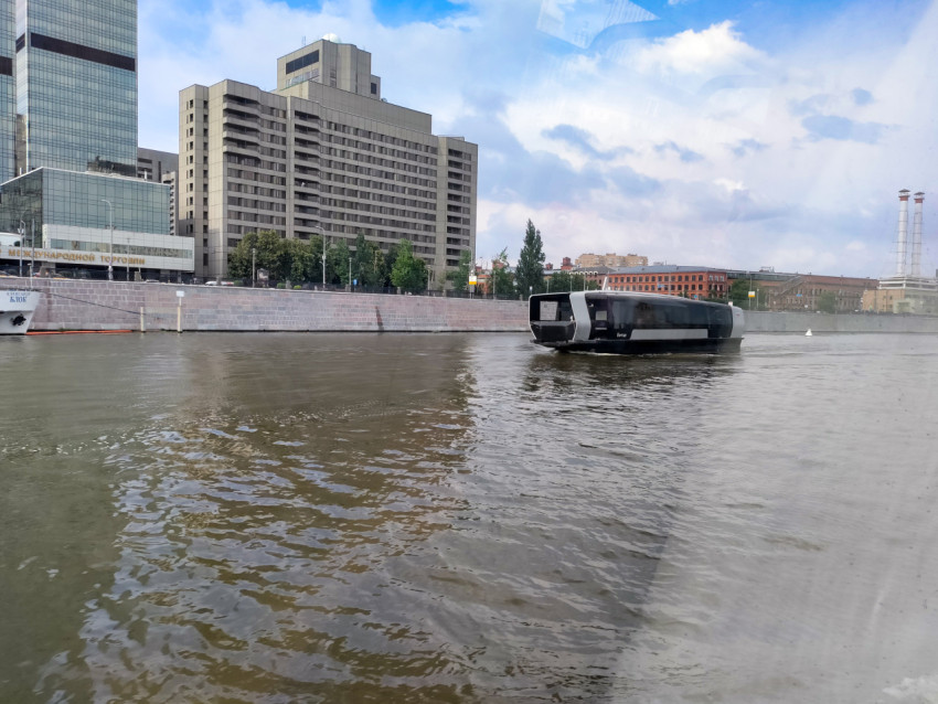 Электросудно на Москве-реке у центральной набережной