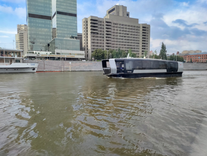Электросудно у деловой застройки на Москве-реке